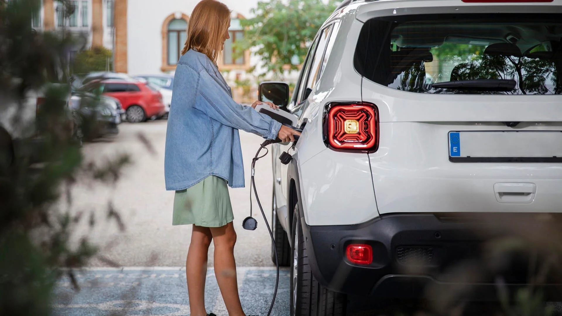 Km/le parece sigla chata, mas é o número que decide seu gasto: o Inmetro converte energia e põe elétrico e flex na mesma régua.
