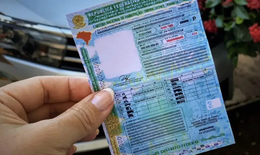 Exame toxicológico volta à primeira CNH A e B após veto derrubado, vale de imediato e altera custos, etapas e exigências dos futuros condutores brasileiros.