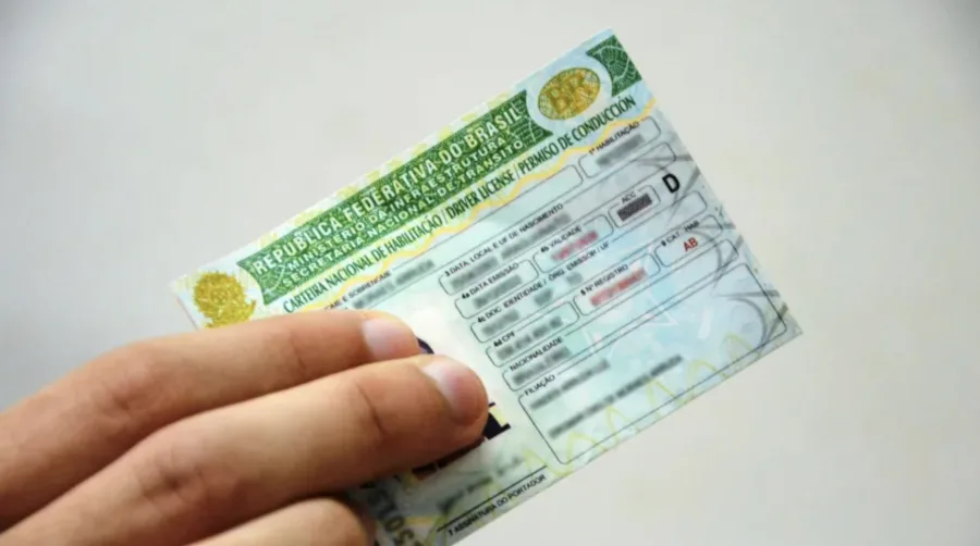 Exame toxicológico vira etapa obrigatória na CNH A e B, com detecção de 90 dias, coleta controlada, laudo em 15 dias e nova exigência definida pelo Congresso.