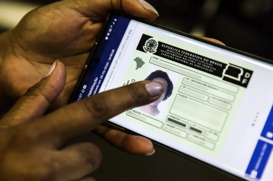 ongresso restabelece toxicológico obrigatório para CNH A e B, com coleta ampliada, preço entre R$100 e R$160 e aplicação imediata, mudando o processo de obtenção da primeira habilitação - Marcelo Casal Jr./Agência Brasil