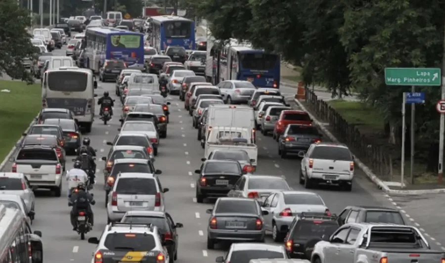 IPVA 2026 tem novos prazos, cálculo baseado no valor venal estadual e isenção nacional para veículos com 20 anos, impacto direto no licenciamento e no orçamento anual.