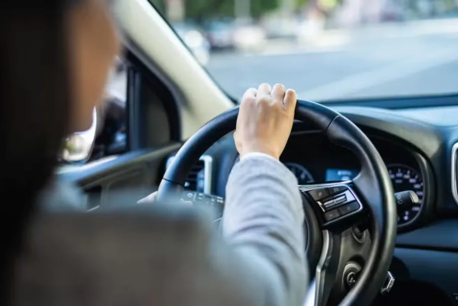 Renovação automática da CNH começa nesta semana, libera bons condutores do Detran, integra novas regras do Contran, reduz burocracia e altera etapas com impacto direto no processo.