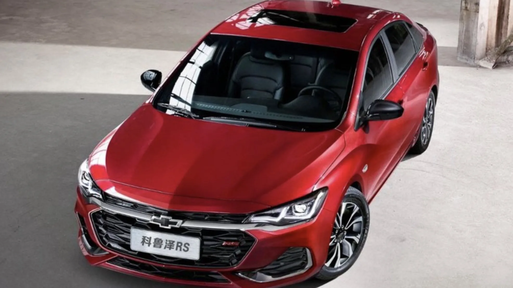 Na China, o Monza ocupa o espaço de sedã acessível e disputa compradores que olham Corolla e Civic. Tamanho, eficiência e preço explicam a aposta da marca.