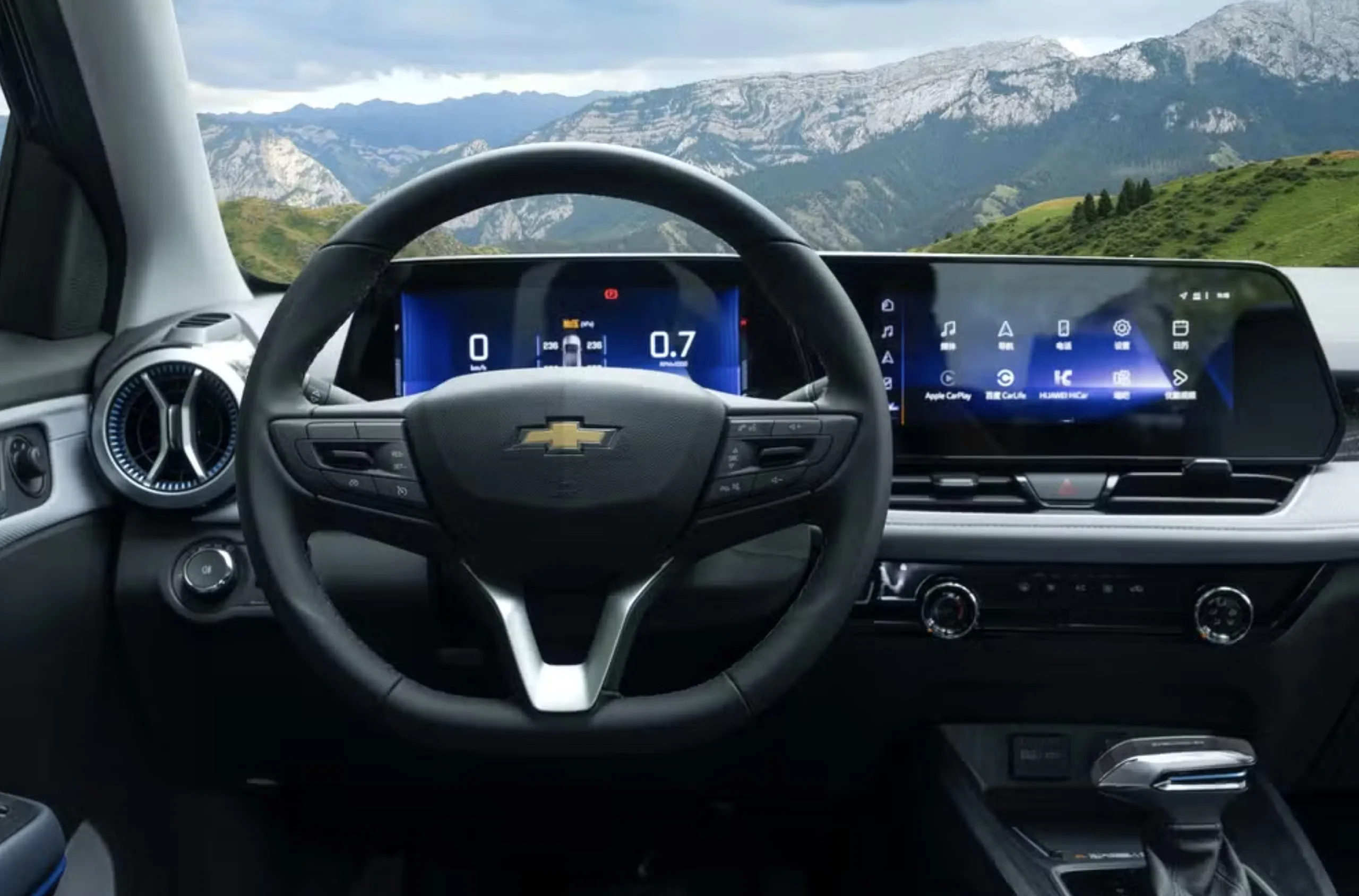 No interior, o salto é claro. Painel digital e multimídia integrados mostram que o Monza atual fala com um público conectado e mais exigente.