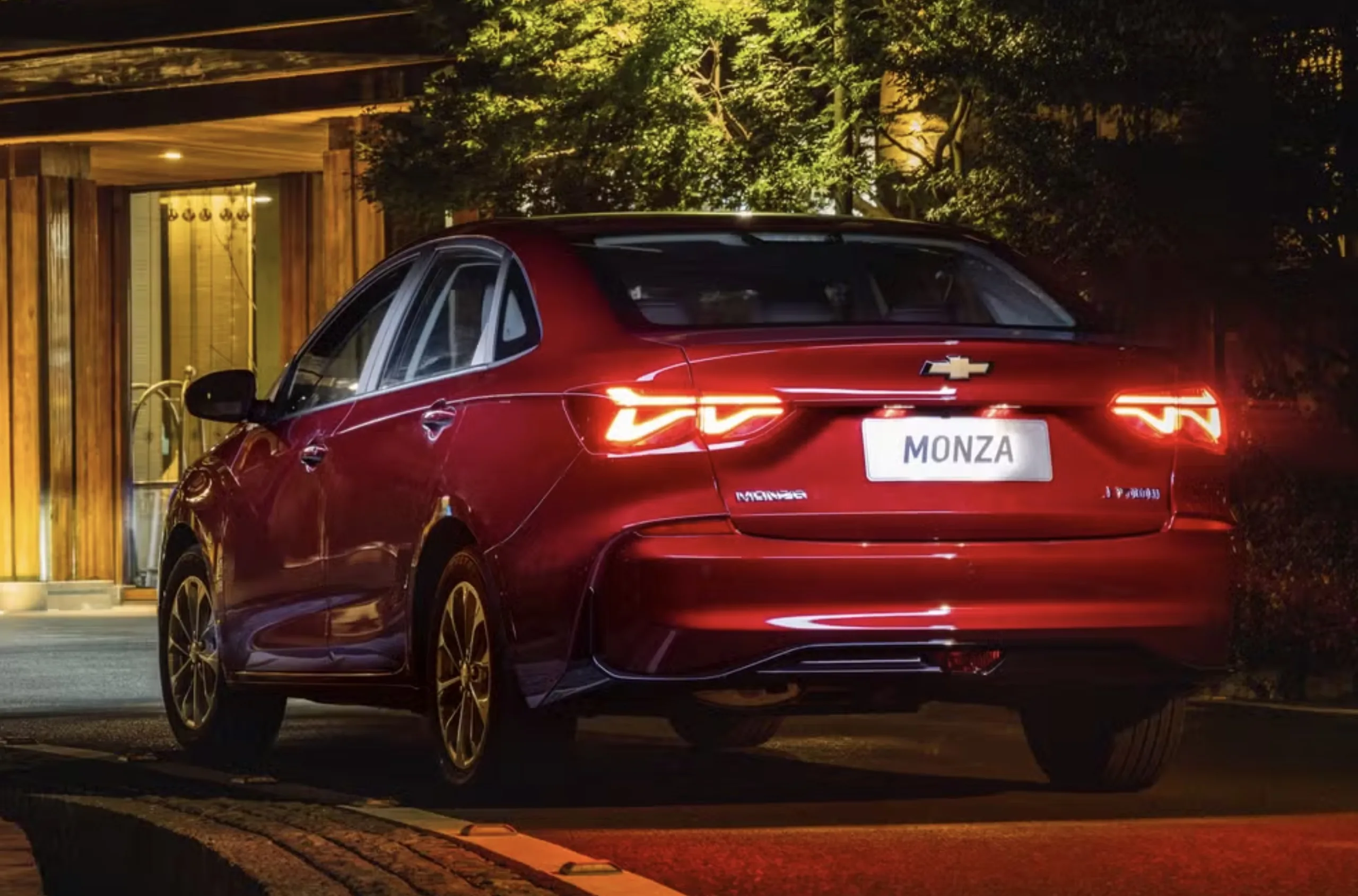 Fora da China, o mesmo carro troca apenas o nome. No México é Cavalier. No Oriente Médio virou Cruze. O produto é o mesmo, muda o rótulo.