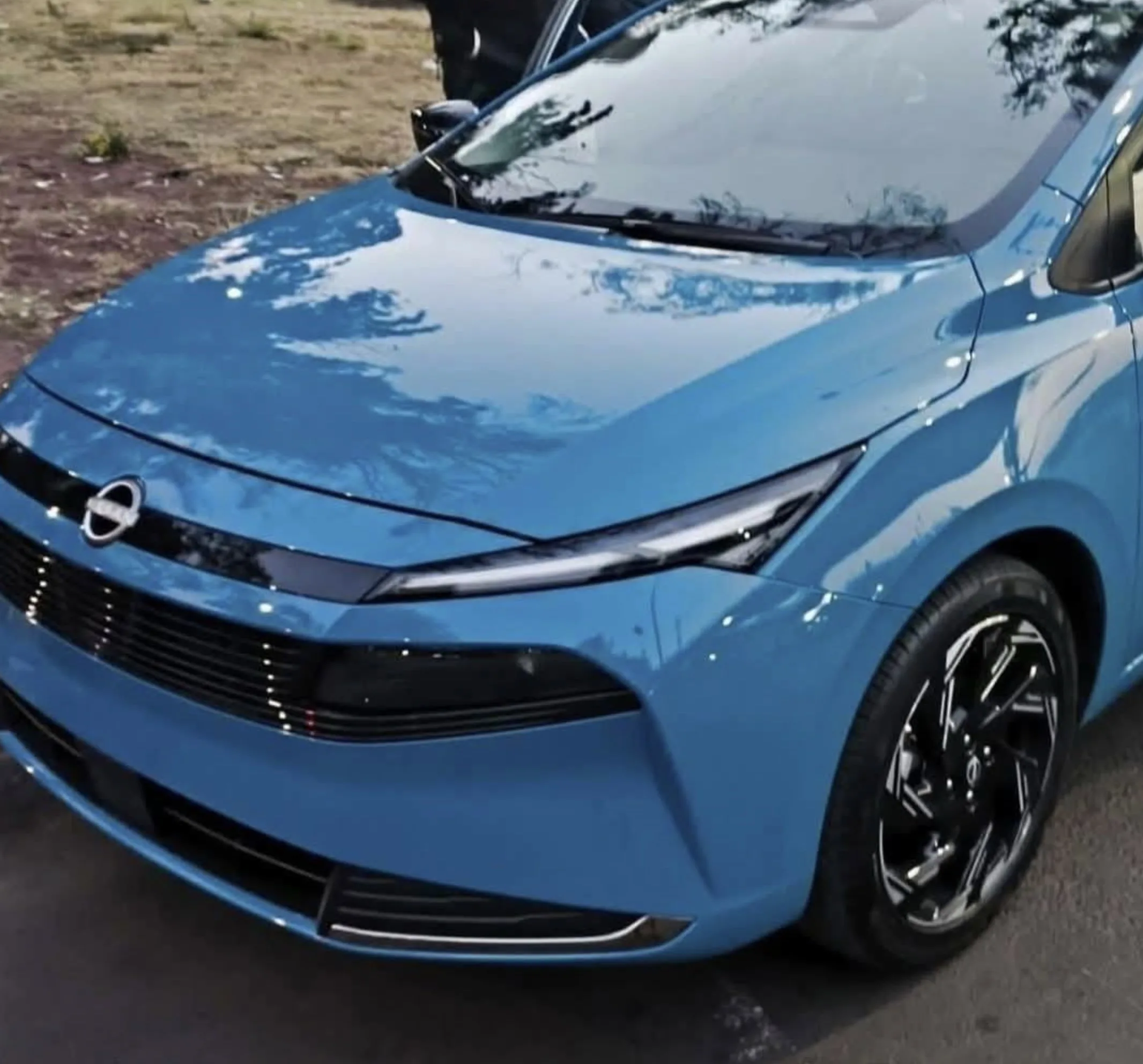 O Nissan Versa 2027 voltou a vazar e agora mostra a dianteira pela primeira vez. O sedã aparece antes do lançamento e muda a percepção sobre a próxima geração do modelo.