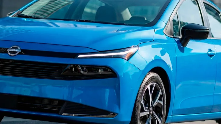 Nissan Versa 2026: flagra revela faróis divididos parecidos com os da Fiat Toro e visual inspirado no Kait