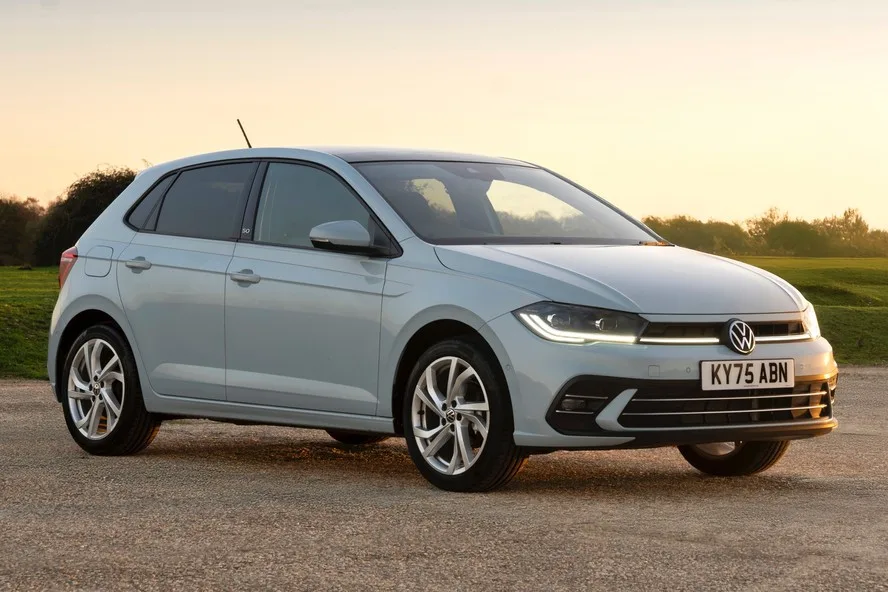 A solução encontrada foi apostar em eletrificação leve. O Polo deve adotar sistemas híbridos já usados no Golf e no T-Roc, focando consumo menor e menos emissões.