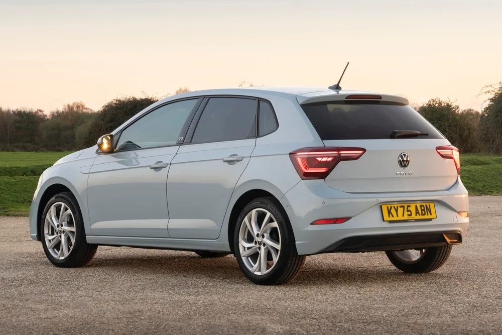 A Volkswagen decidiu que o Polo não vai sair de cena tão cedo. Antes do ID.Polo elétrico, o hatch ganha versões híbridas para sobreviver num mercado ainda dividido.