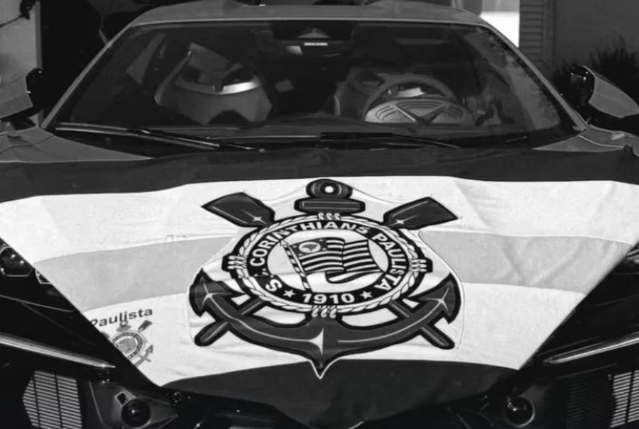 Corinthians: Yuri Alberto chama a atenção onde passa dirigindo Lamborghini com bandeira do Timão após jogo