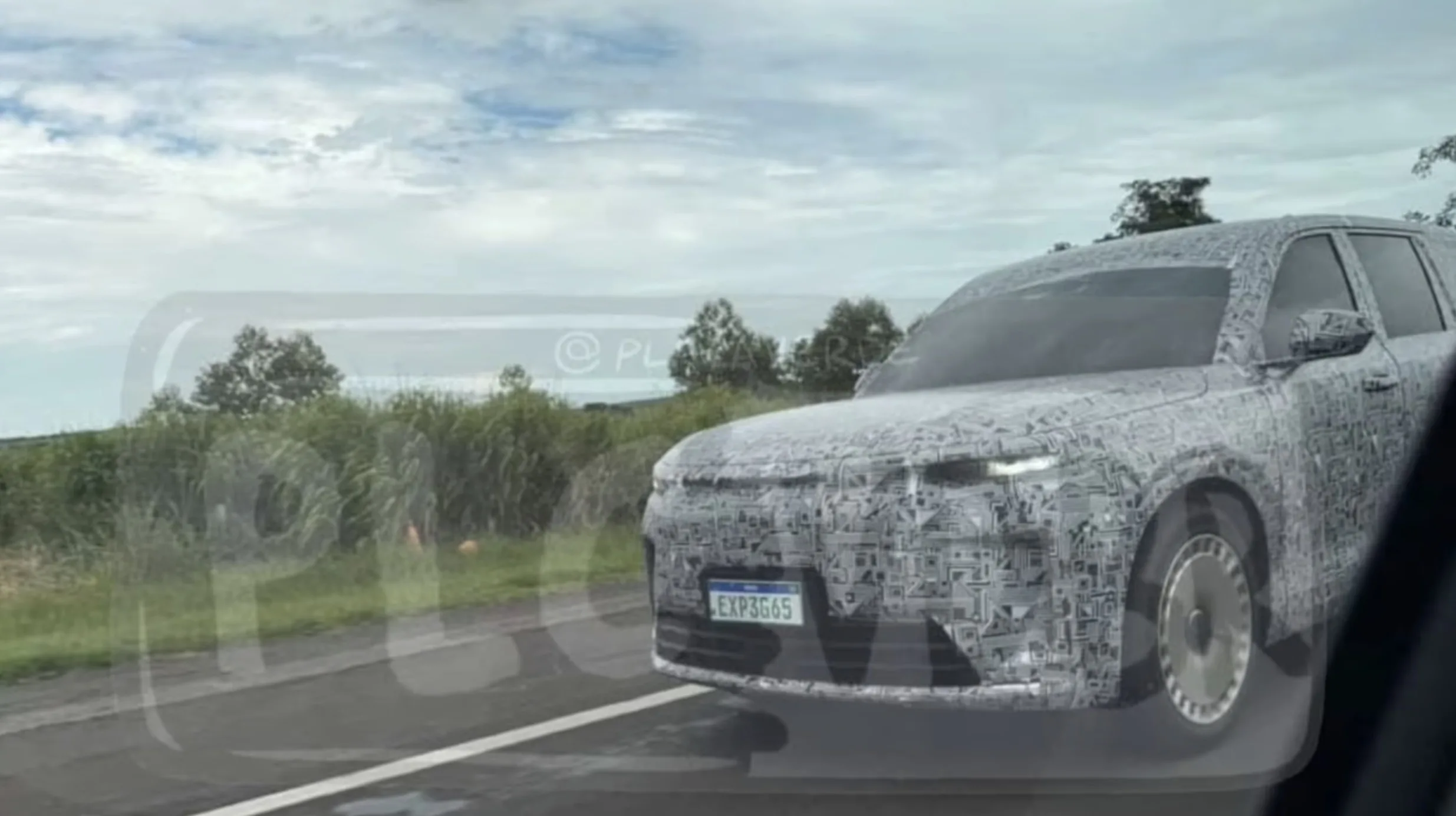 GAC S9 é visto em testes no Brasil, com porte de luxo, 501 cv, sistema híbrido plug-in e tecnologia avançada, indicando estreia como modelo mais caro da marca - Placa Verde/Reprodução