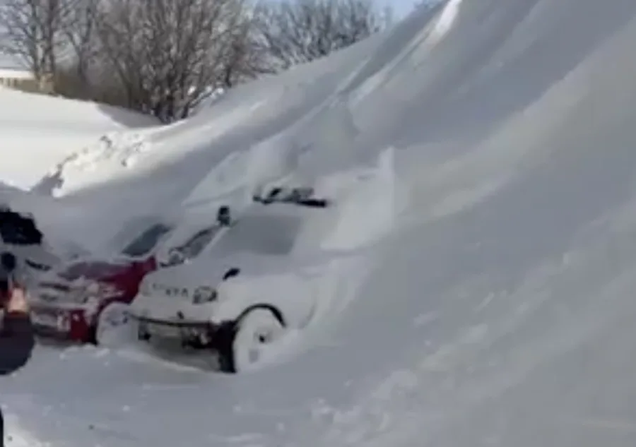 Neve na Rússia: Nevasca de 3 metros “engole” carros e motos, trava motores e obriga motoristas a abandonarem tudo na rua