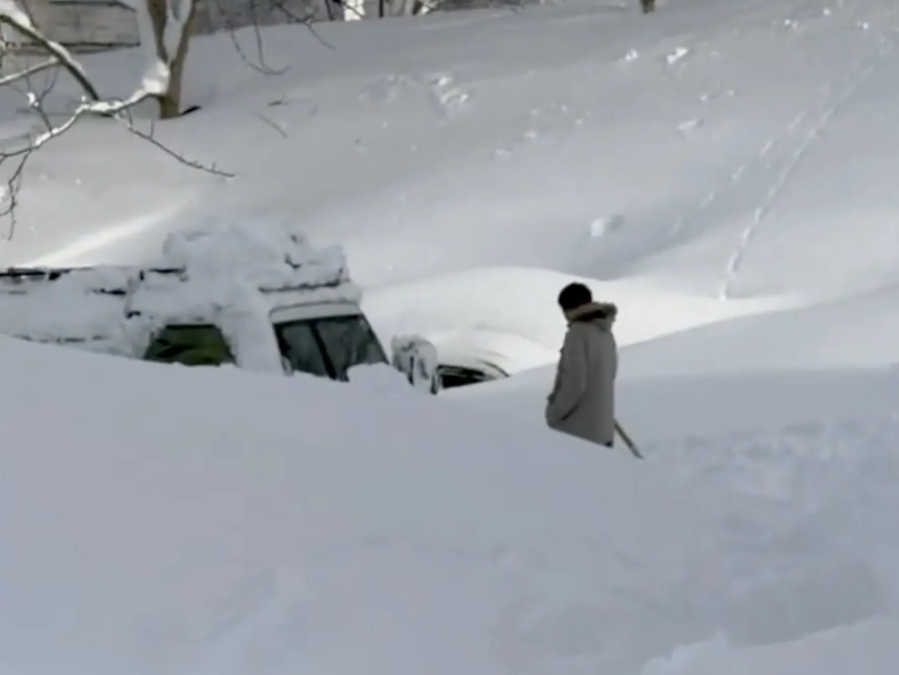 Nevasca histórica em Kamchatka hoje paralisa vias, enterra veículos e mostra que altura, pneus e tração 4x4 não vencem camadas de até dois metros de neve.