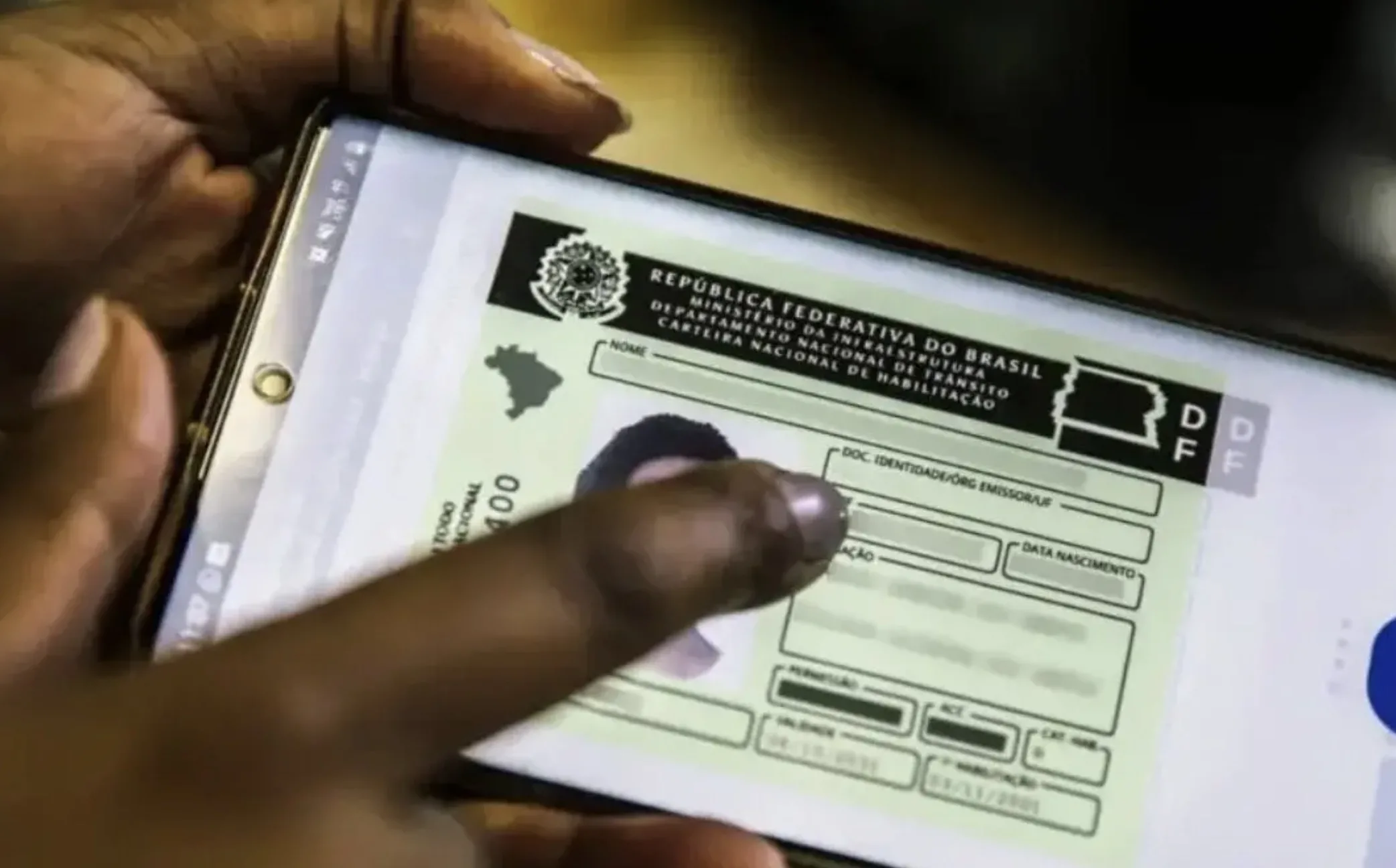 Renovacao automatica da CNH entra em vigor em 2026 para bons condutores, sem multas em 12 meses e inscritos no RNPC, com processo digital pelo app e isencao na versao digital.