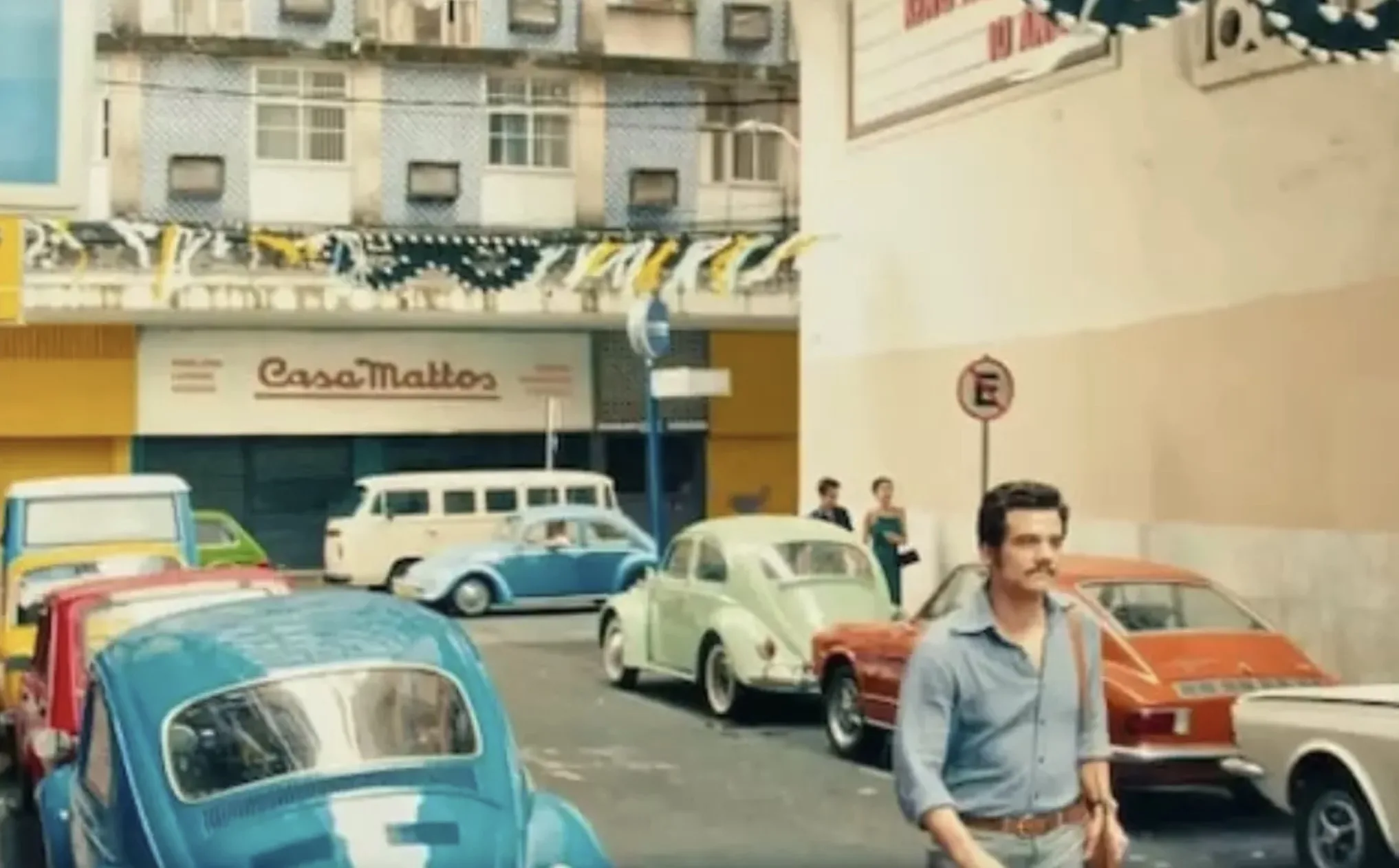 Frota real de 1977 invade a tela e transforma O Agente Secreto num retrato vivo das ruas, com Fusca e Opala ditando ritmo, calor e tensão urbana.