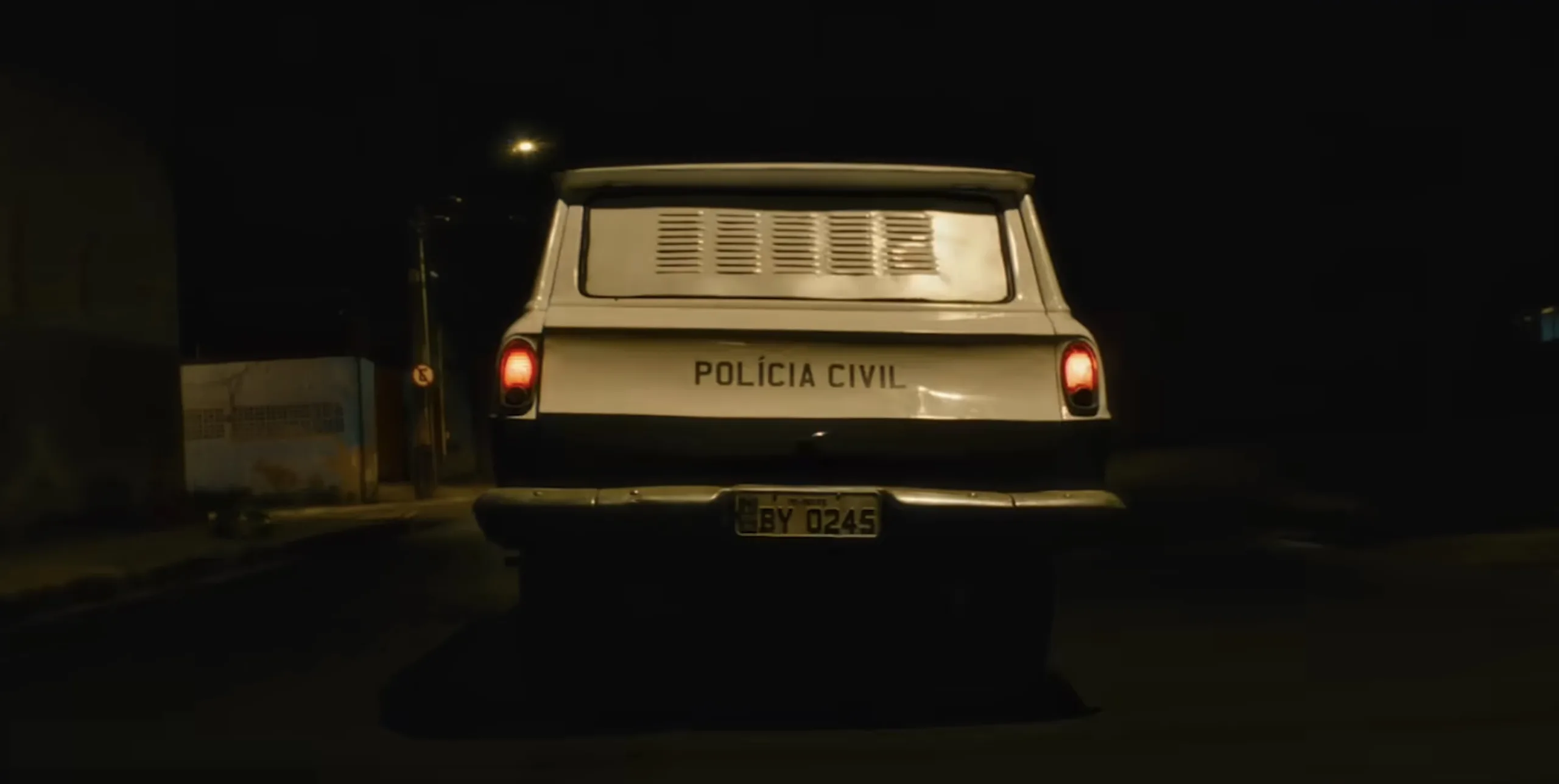 Cada modelo ajuda a contar quem manda, quem foge e quem observa, usando o trânsito como linguagem silenciosa dentro da própria narrativa.