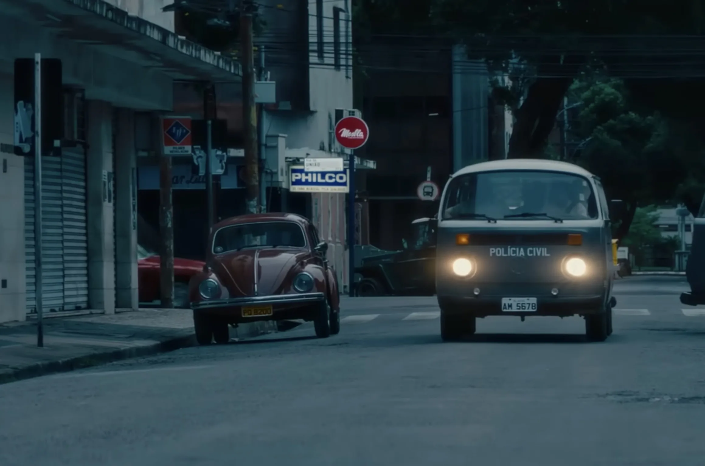 Nada de truque digital: os carros circulam, buzinam e disputam espaço, criando som, cheiro e movimento de um Brasil que já não existe mais.