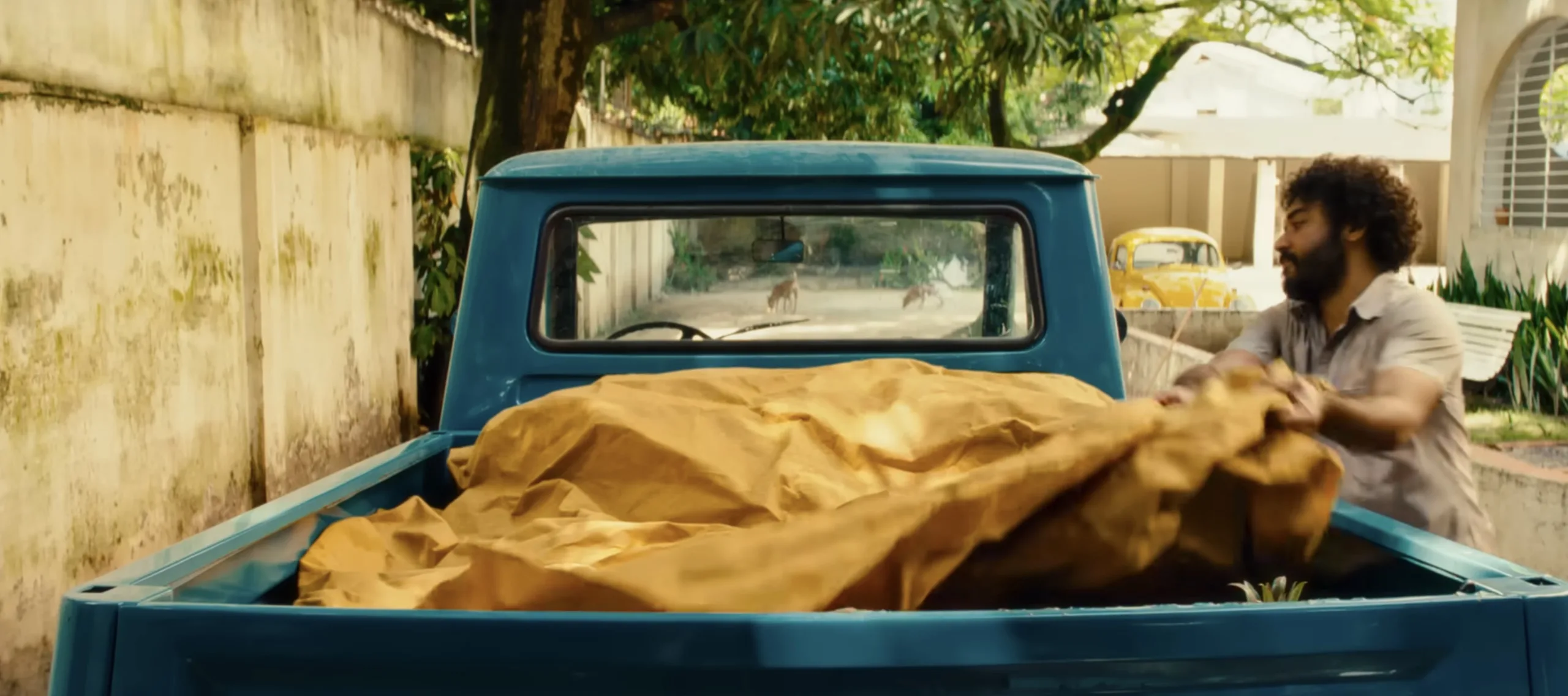 Brasília, Opala e Rural aparecem como marcadores sociais, separando poder, anonimato e rotina, sem precisar de uma linha sequer de explicação.