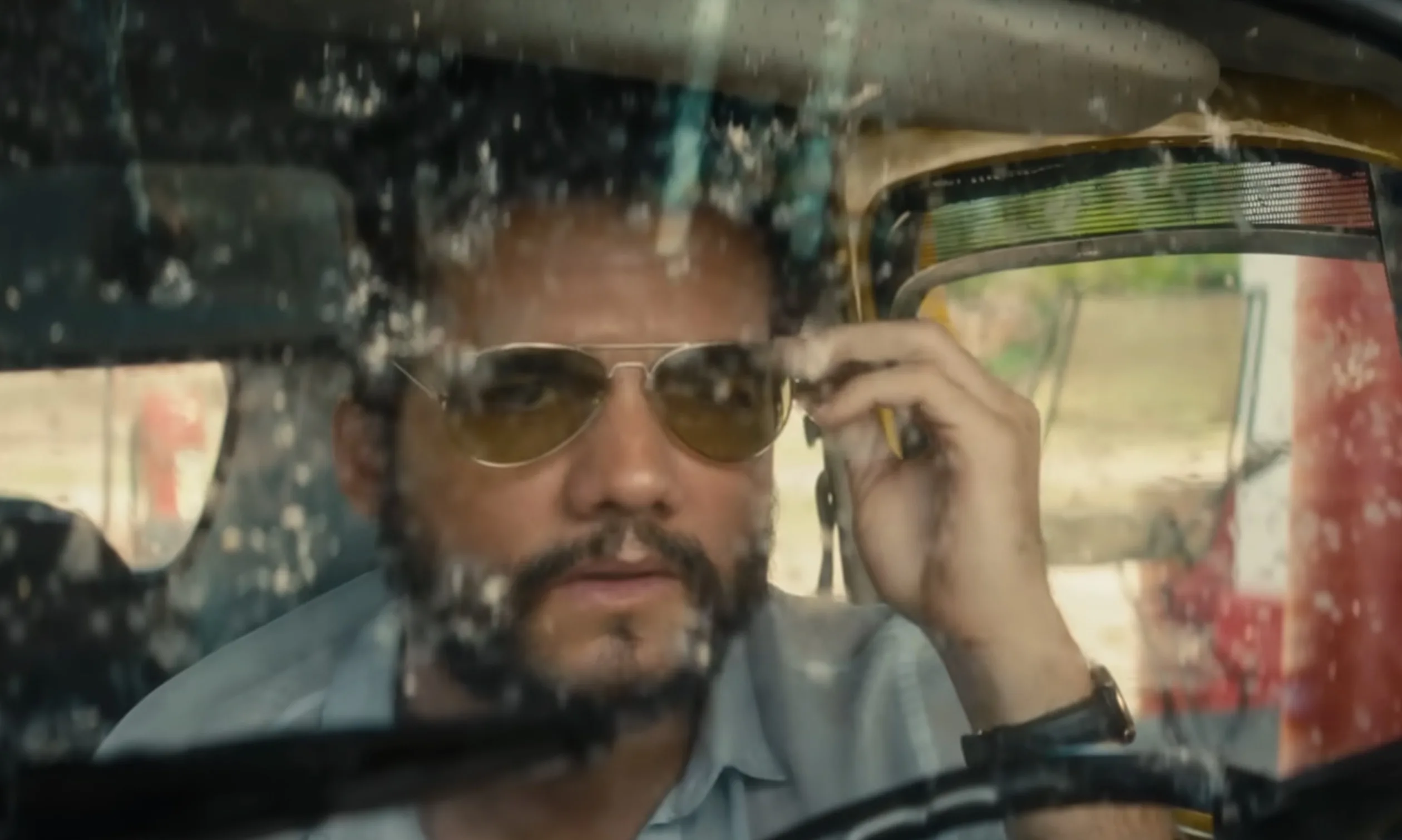 Entre motores antigos e ruas cheias, o filme convida a olhar cada cena com mais atenção, como quem descobre detalhes escondidos a cada passada de dedo.