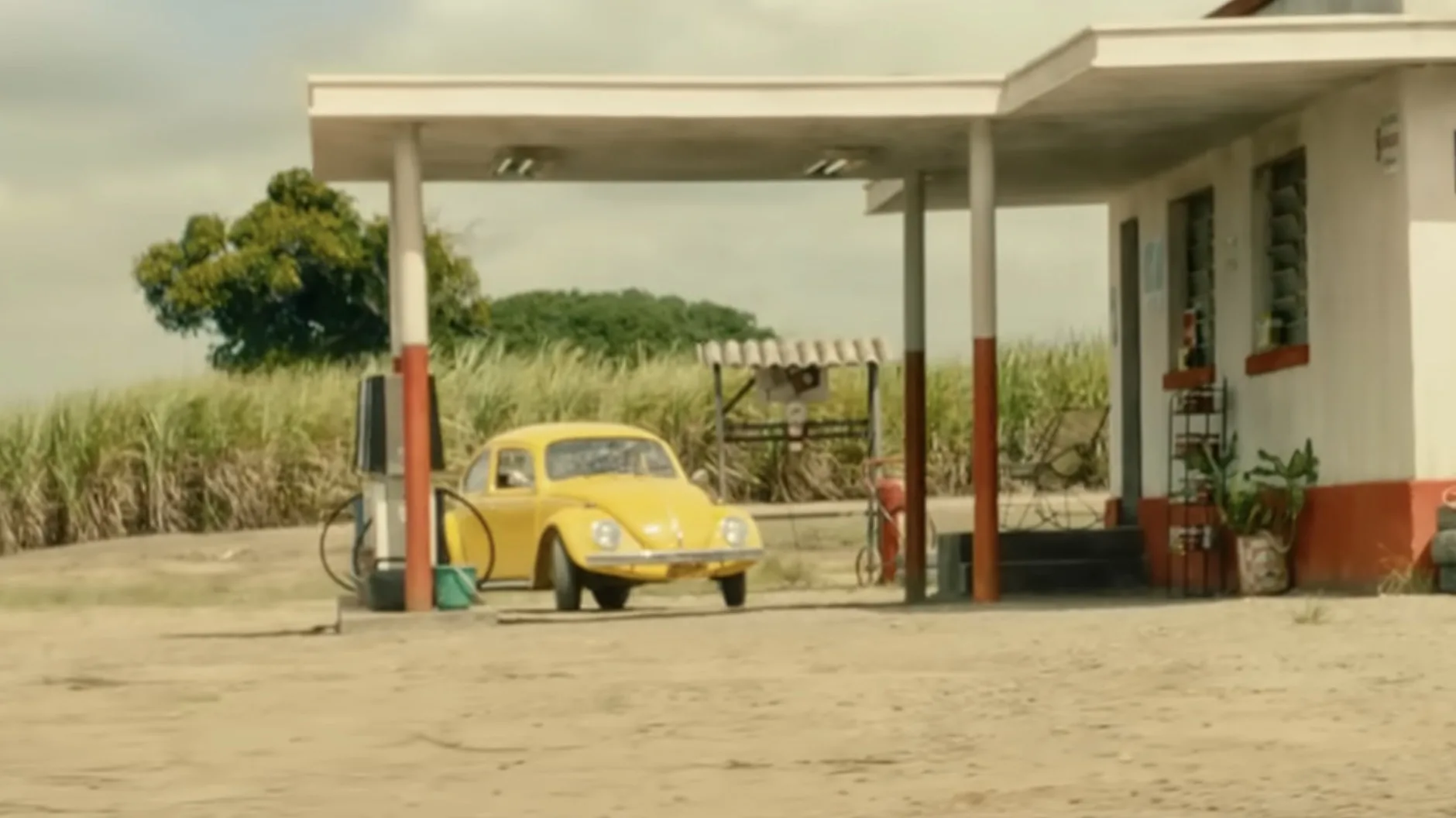 O Fusca ligado ao protagonista vira extensão do personagem, discreto por fora, resistente por dentro, perfeito para cruzar uma cidade em clima de vigilância.