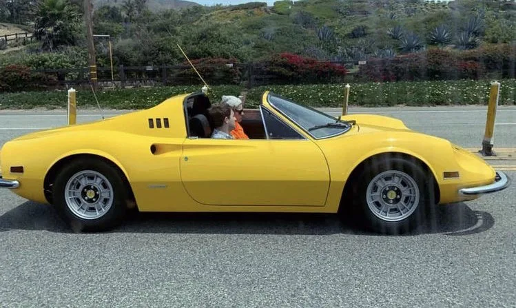 Harry Styles mantém coleção de Ferrari e Jaguar clássicos e reforça a valorização dos esportivos históricos como investimento e símbolo de estilo.