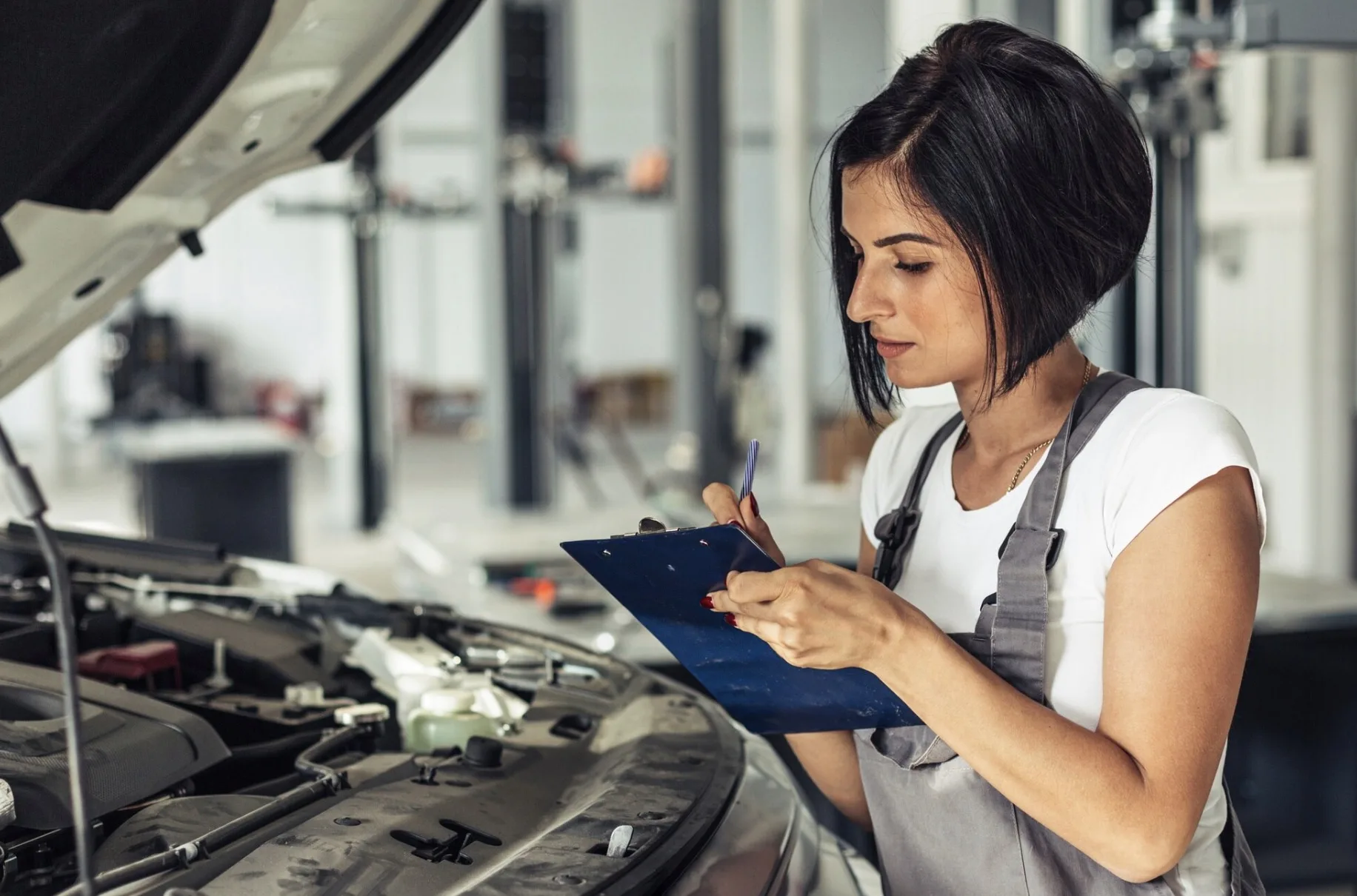 Projeto em análise no Congresso pode retomar a inspeção técnica para carros com mais de cinco anos, com foco em segurança e emissões, reacendendo discussão sobre custos e impacto no dia a dia do motorista.