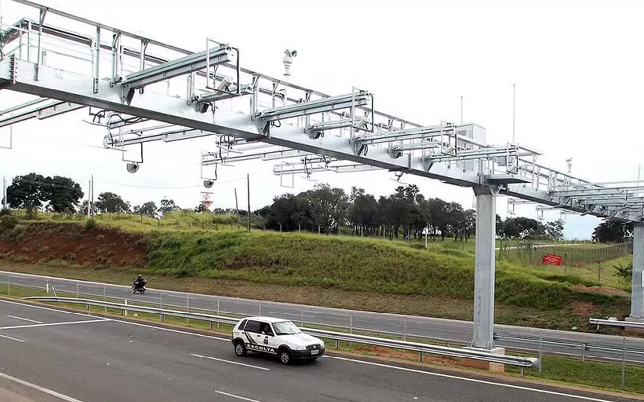 Golpe do pedágio free flow usou anúncio no Google para levar motoristas a site falso que exibia dados reais e cobrava valor indevido com ameaça de multa e CNH.