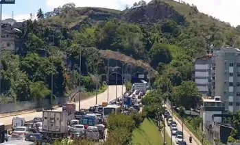 Linha Amarela tem tiroteio após motorista reagir a assalto; Via ficou fechada nos dois sentidos