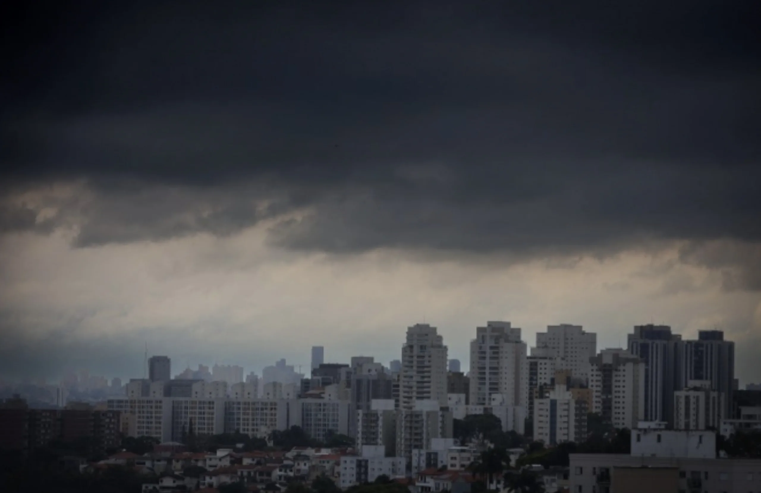 Alerta extremo da Defesa Civil em São Paulo aponta chuva forte, risco de alagamentos, transbordamento de córregos, semáforos apagados e perigo real para motoristas.