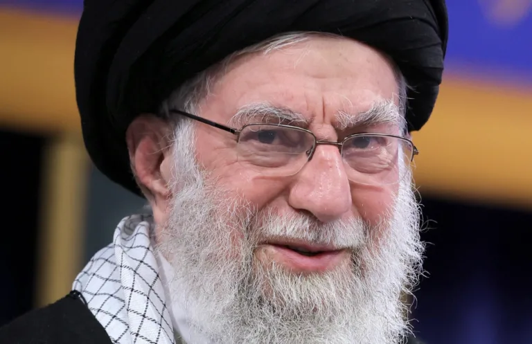 Guerra no Irã: Quem é Ali Khamenei e por que ele concentra tanto poder no Irã