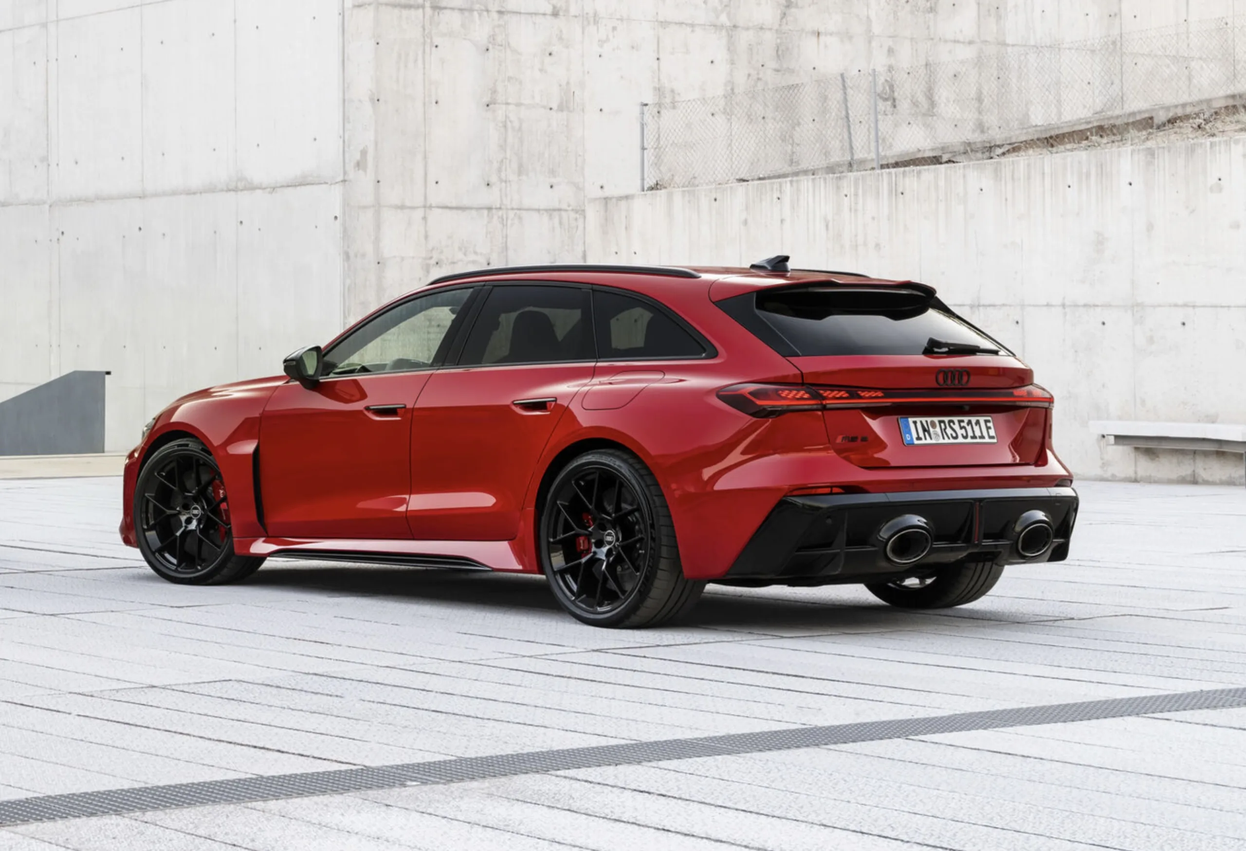 Audi RS5 2026 combina V6 biturbo a motor elétrico, soma 639 cv, 825 Nm e acelera em 3,6 s; bateria de 22 kWh garante até 87 km no modo elétrico