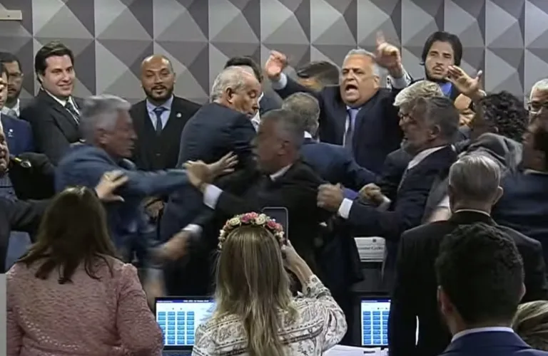 CPMI do INSS aprova quebra de sigilo de Lulinha, Fábio Luís Lula da Silva, filho do Lula e sessão termina em tumulto