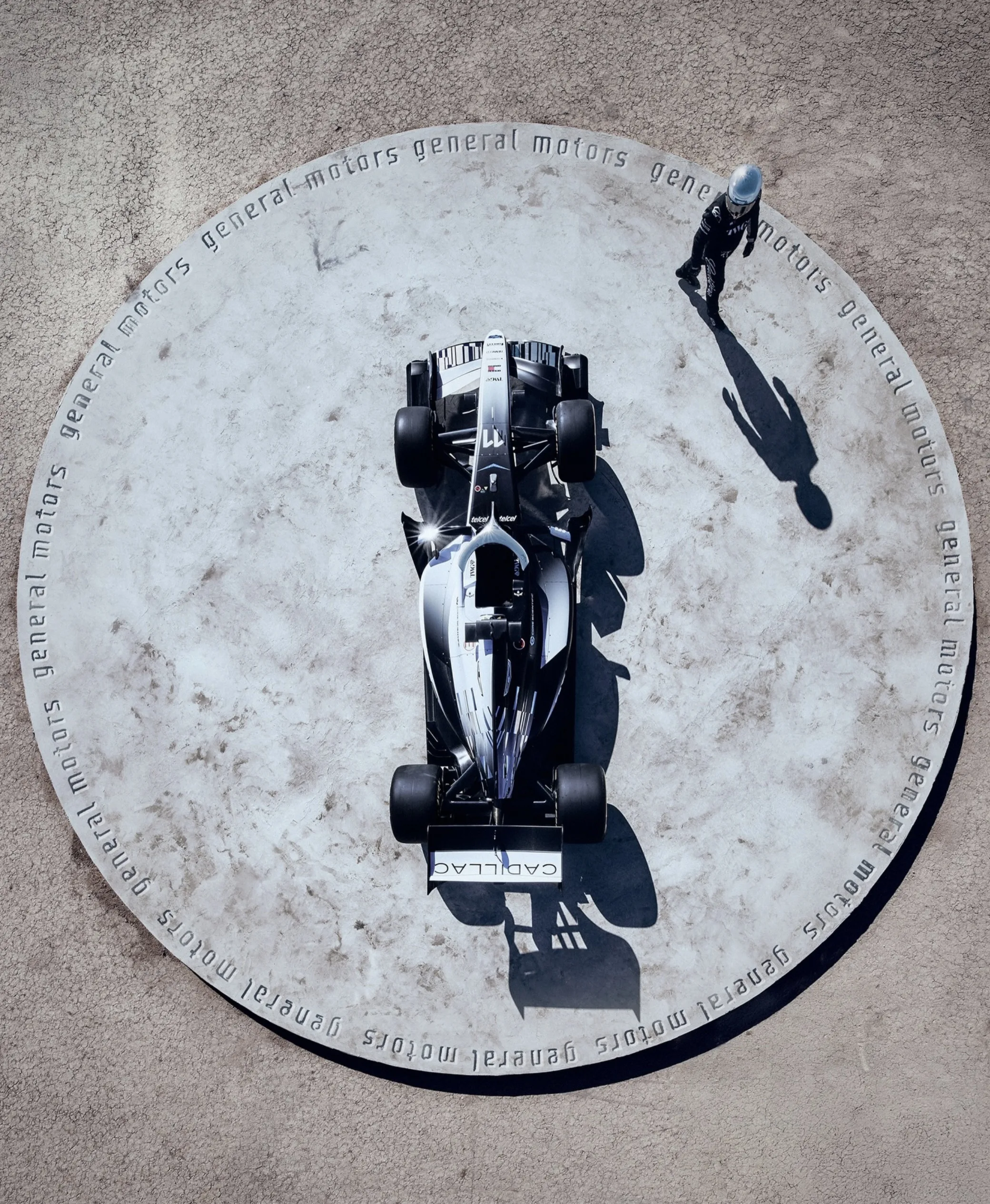 O visual do carro evita cores chamativas e aposta em sobriedade, estratégia comum em equipes que querem transmitir maturidade antes mesmo da primeira corrida.