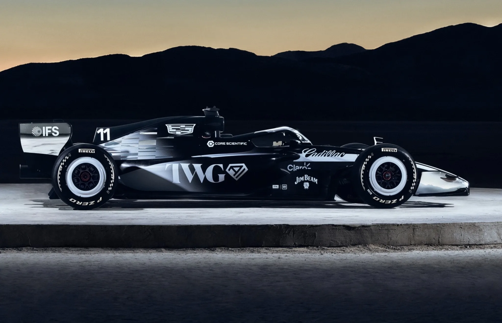 O carro aparece em preto e prateado, combinação clássica da Cadillac, sem exageros visuais e com leitura limpa, sinal de que a equipe quer ser levada a sério desde o primeiro dia.