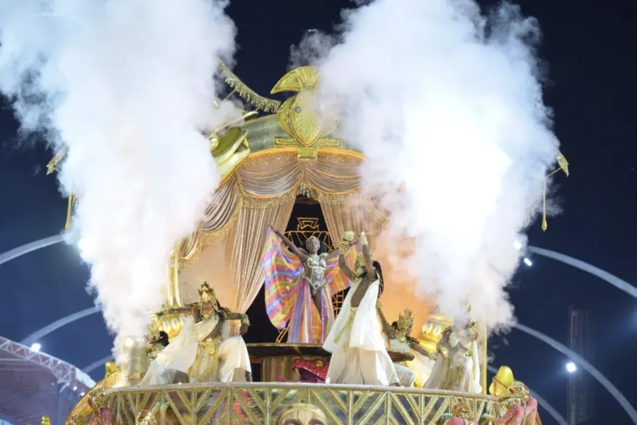 Desfile das Campeãs 2026 SP: Depois da apuração que consagrou a Mocidade Alegre, nove escolas voltam ao Anhembi e prometem uma última noite histórica no Carnaval 2026