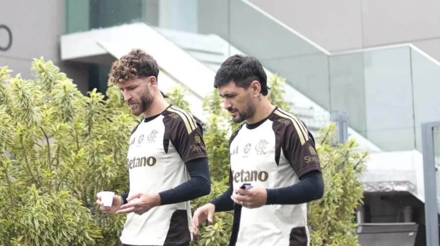 Flamengo recupera titulares e embarca pressionado para enfrentar o Vitória no Barradão