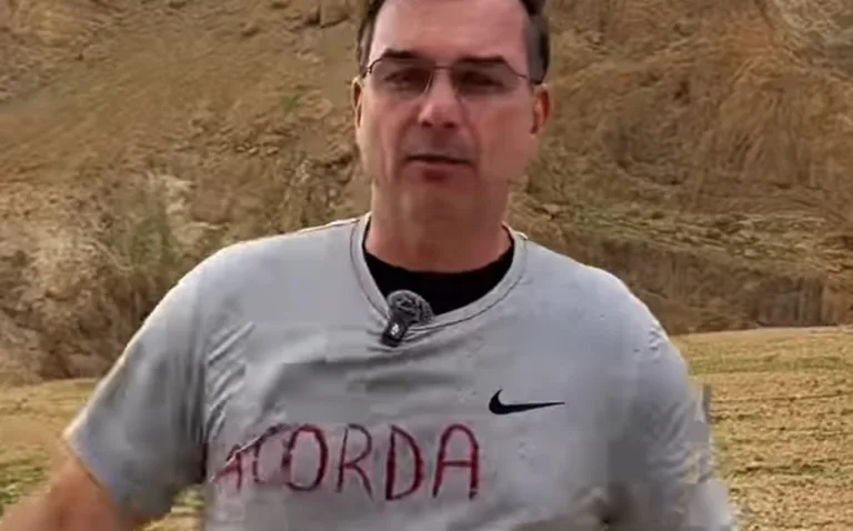 Pesquisa para Presidente 2026 hoje: Com 44% de apoio, gesto de Bolsonaro coloca filho Flávio Bolsonaro no centro da corrida de 2026