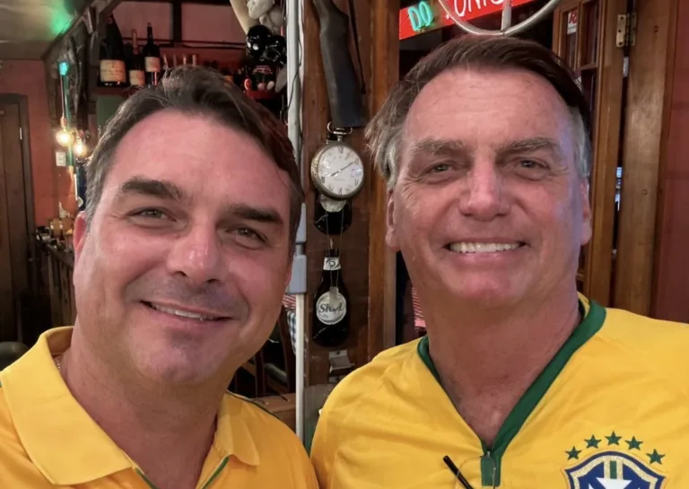 Flávio Bolsonaro atualizou a situação de saúde de Jair Bolsonaro neste sábado 14/03; Filho conta o que médicos disseram sobre estado do pai e por que a internação foi urgente