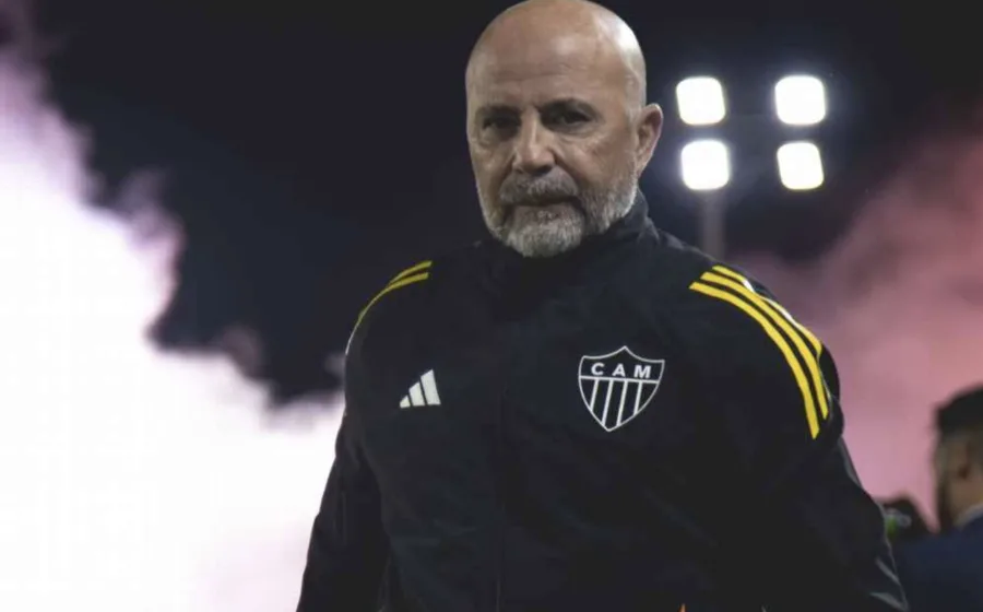 Sampaoli Demitido do Galo!  Após empate que acendeu o alerta, Sampaoli deixa o Atlético-MG e encerra ciclo marcado por promessas e frustração; Lucas Gonçalves assume interinamente