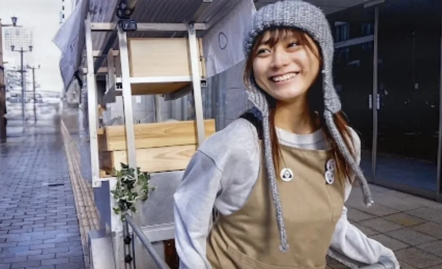 Ela começa às 3h, empurra carrinho 100 kg sozinha e faz sucesso vendendo comida na rua