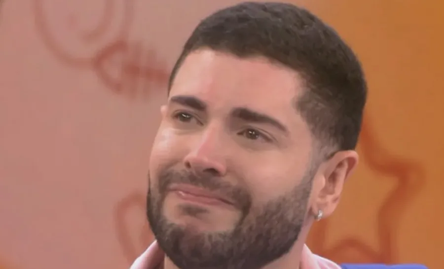 Tadeu Schmidt faz discurso revelador para o elimidado Marcelo nesta terça; Com metáfora do Carnaval, Tadeu Schmidt cobra protagonismo e marca nova fase no BBB 26