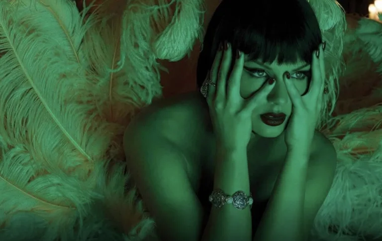 Taylor Swift lança novo clipe repleto de estética anos 90 e ironia; Opalite foi lançado hoje e ainda não está no Youtube, veja onde assistir