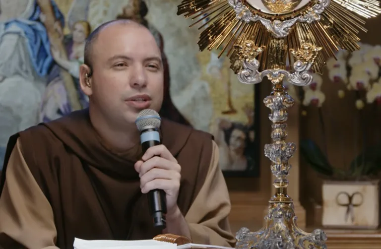 Frei Gilson Quaresma 2026 onde assistir no Youtube; Por que milhões acordam às 4h para rezar na Quaresma com Frei Gilson