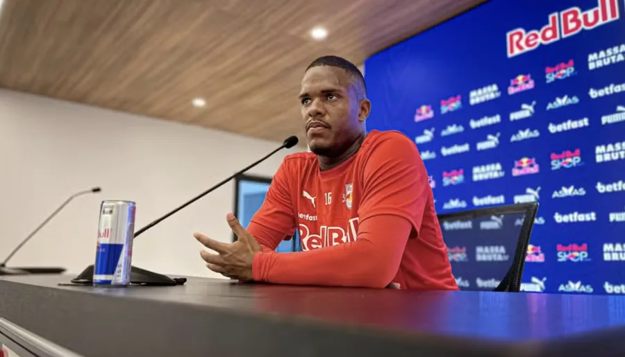 Gustavo Marques, do Bragantino, pede desculpas após fala machista contra árbitra Edina Alves