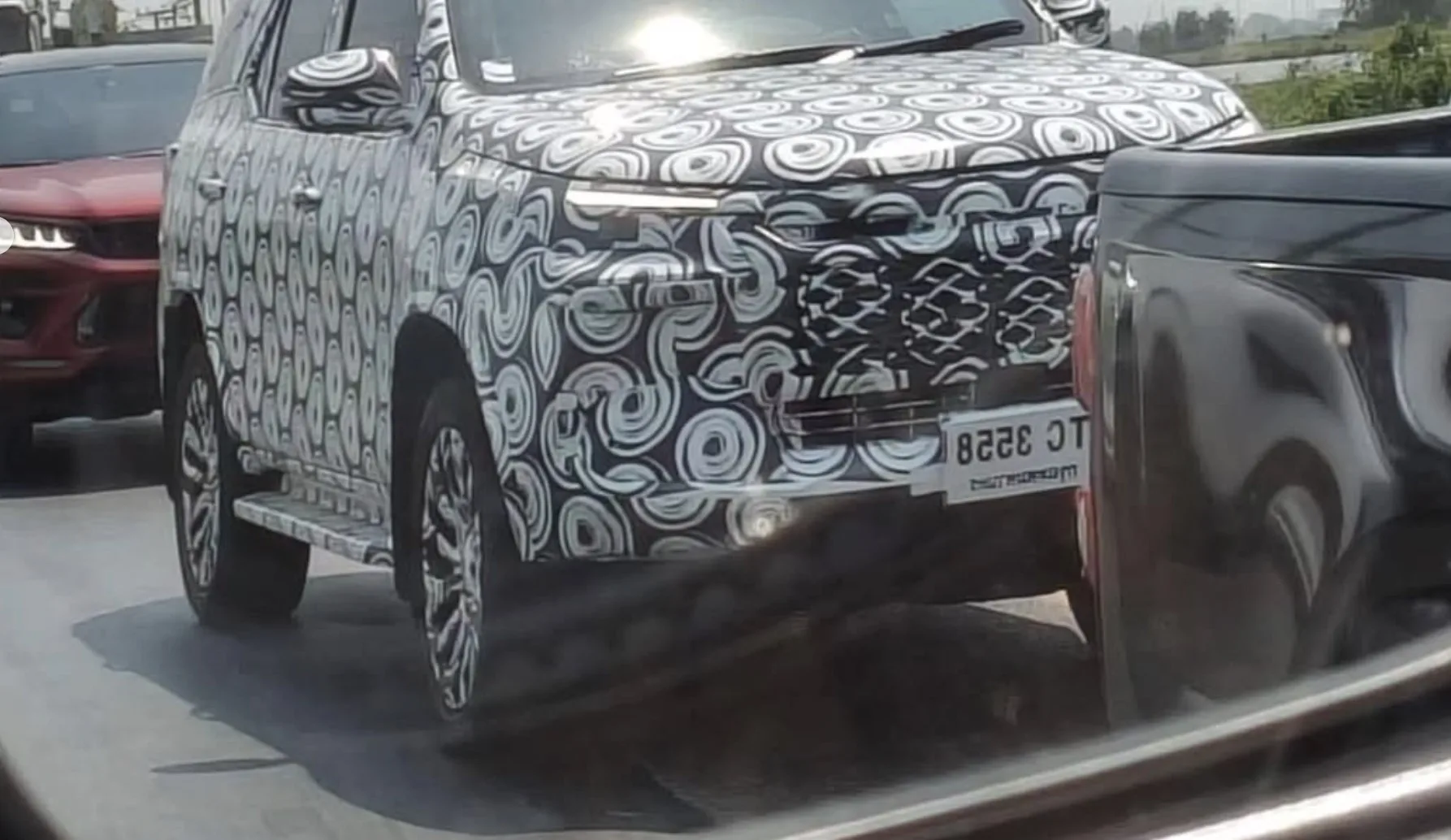 Toyota SW4 2028 aparece em testes na Ásia com visual mais quadrado e versão elétrica no radar