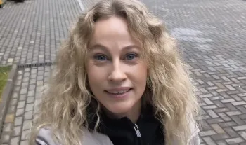 Mulher faz casa sem tijolo: projeto artesanal com poliestireno surpreende pelo resultado