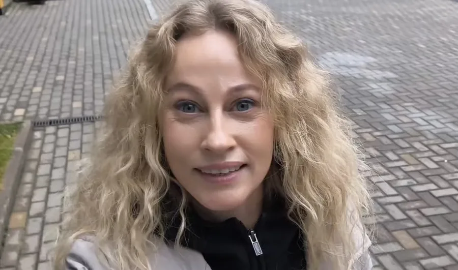 Mulher faz casa sem tijolo: projeto artesanal com poliestireno surpreende pelo resultado