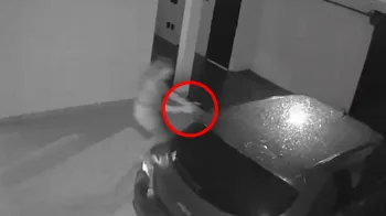 Veículo liga sozinho em garagem, derruba portão e invade rua em Uberlândia; Entenda se foi fantasma ou falha mecânica