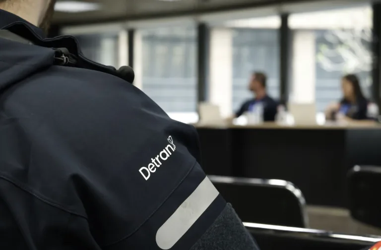 Detran Concurso 2026: salário inicial para agente de trânsito em SP é de R$ 5.702,18