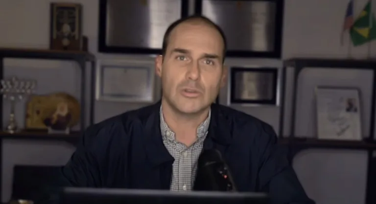 Eduardo Bolsonaro sobre Nikolas Ferreira e Michelle “Estão com amnésia”; veja o vídeo